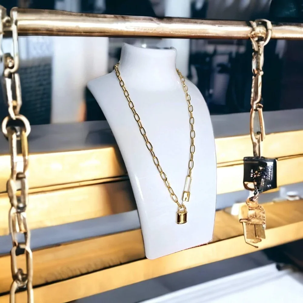 ๐๏ธ 18K Gold Plated Stainless Steel Necklace With Lock ๐ Pendant - Picture 2 of 5